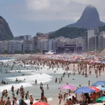 bebidas-destiladas-sao-encontradas-enterradas-na-praia-de-copacabana