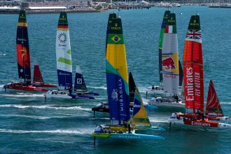 uma-eletrizante-corrida-sobre-as-aguas-esta-chegando-ao-rio-de-janeiro-e-promete-adrenalina-maxima-na-baia-de-guanabara.-veja-como-garantir-seu-ingresso-para-o-enel-rio-sailgp!