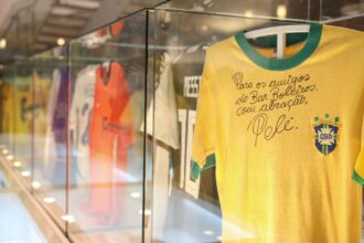 exposicao-gratuita-no-rio-reune-reliquias-do-futebol-e-da-copa-do-mundo:-passaporte-de-1938,-camisas-de-idolos-e-mais-de-250-itens-historicos