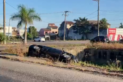 carro-cai-no-canal-do-saco,-em-campos